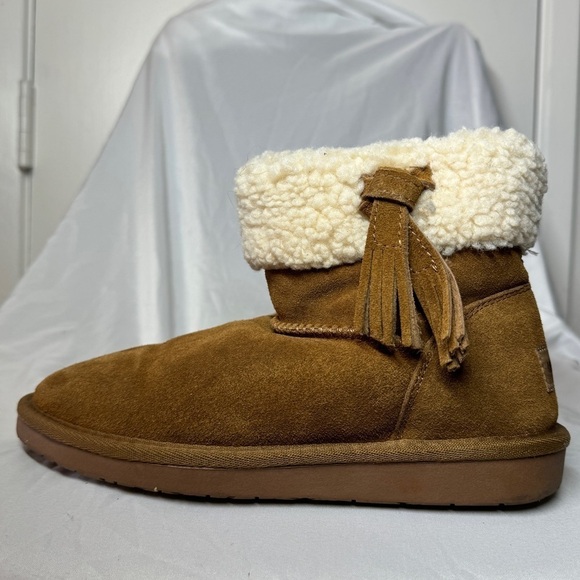 Minnetonka Tan Brown Cream Shearling Linked Ankle Tassel Bootie Size 6 - Picture 1 of 14